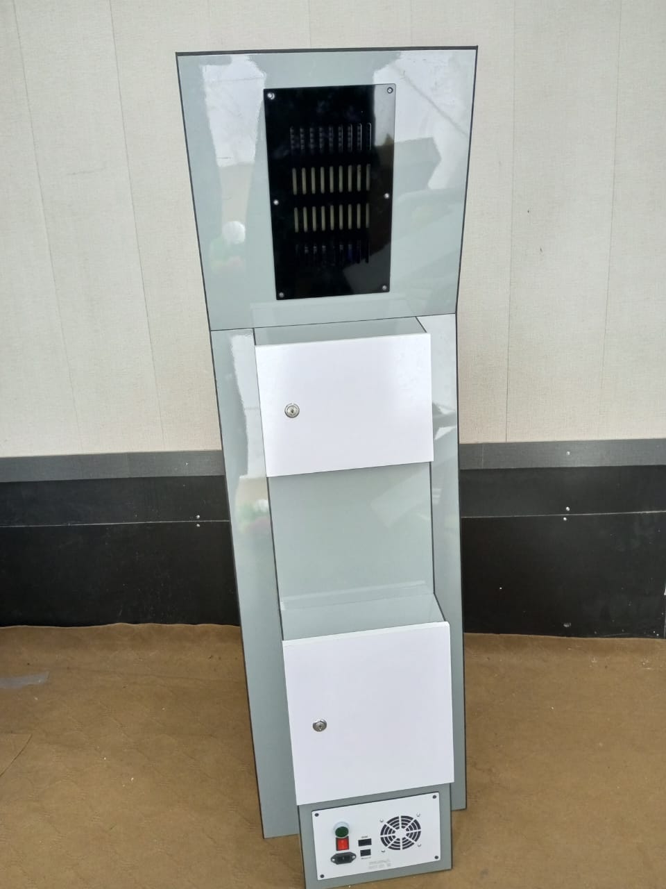 xQue floor-standing industrial-grade self-service kiosk with thermal printer and large display